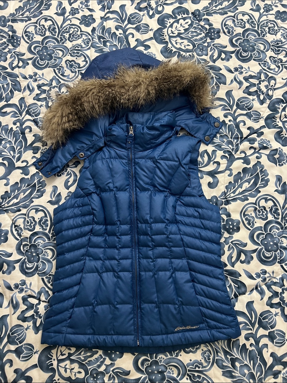 Eddie Bauer petite women’s xs Quilted Puffer Vest with Faux Fur Hood